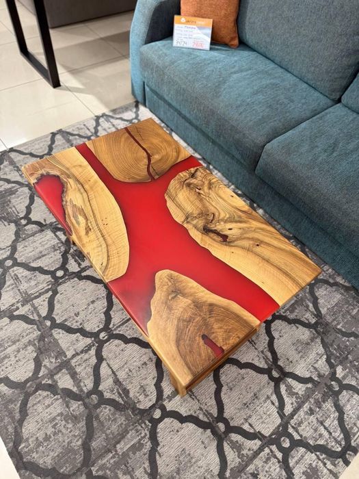 Stół z drewna z żywicą epoksydową