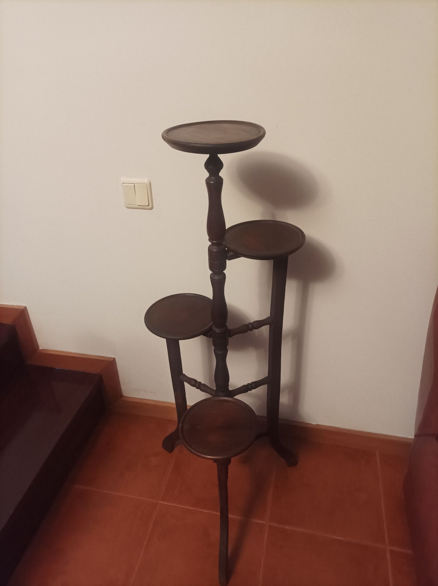 Coluna antiga restaurada de 4 apoios
