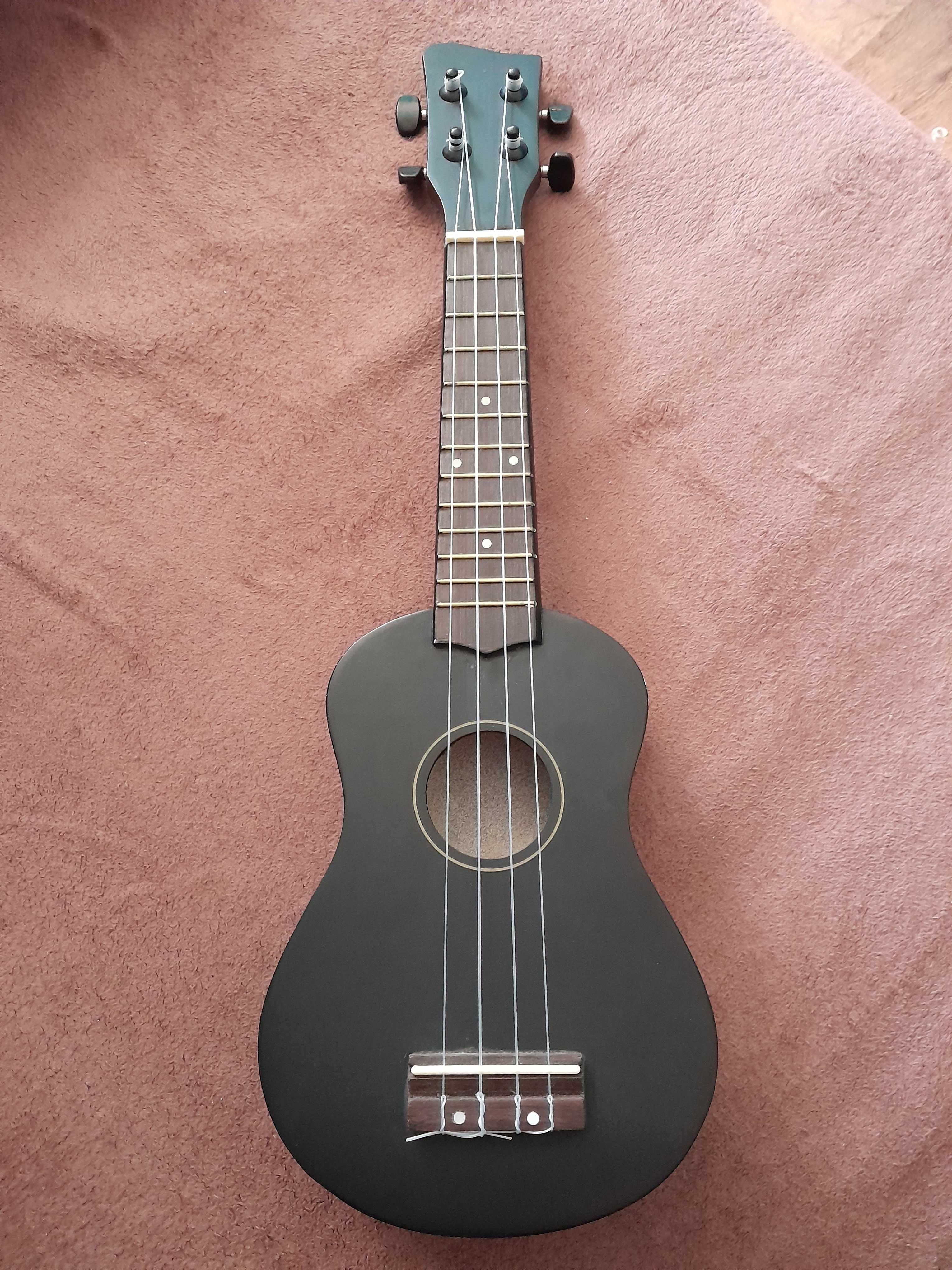 Czarne ukulele z kostkami do gry