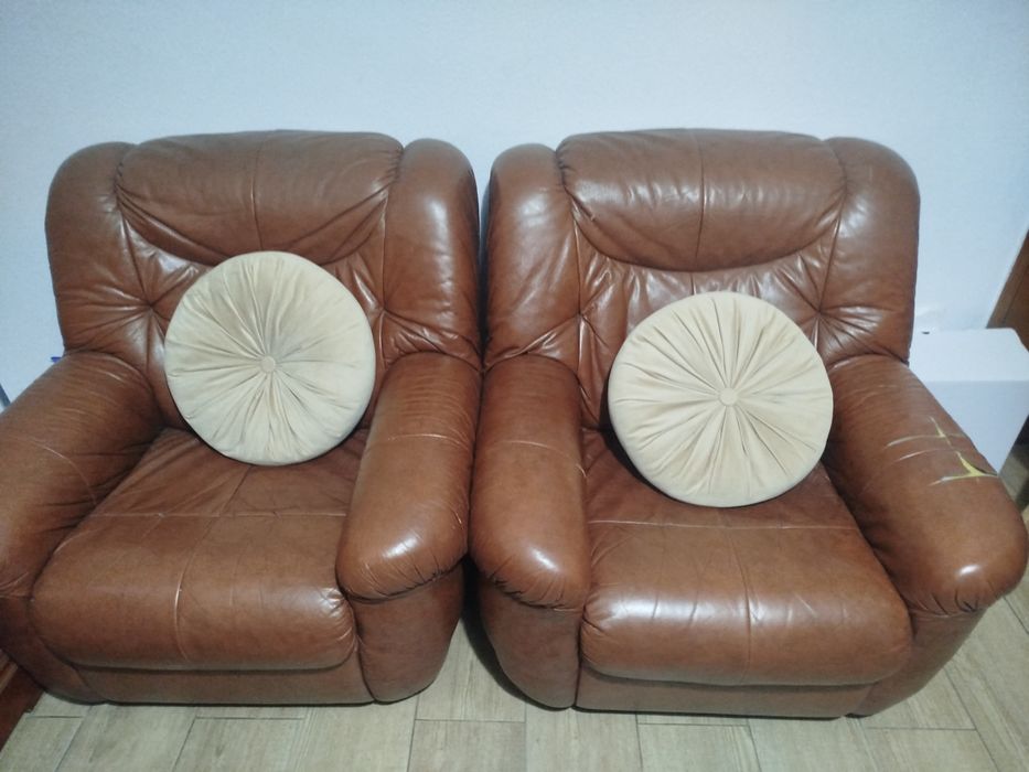 Sofás castanhos em pele