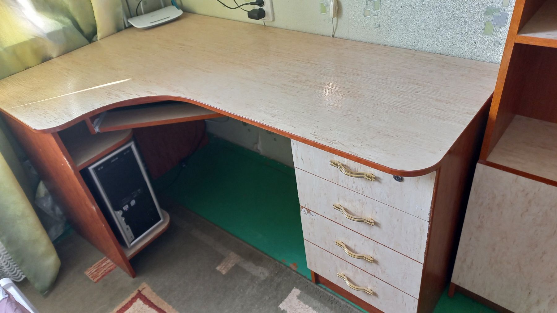 Письмовий стіл та шкафчик