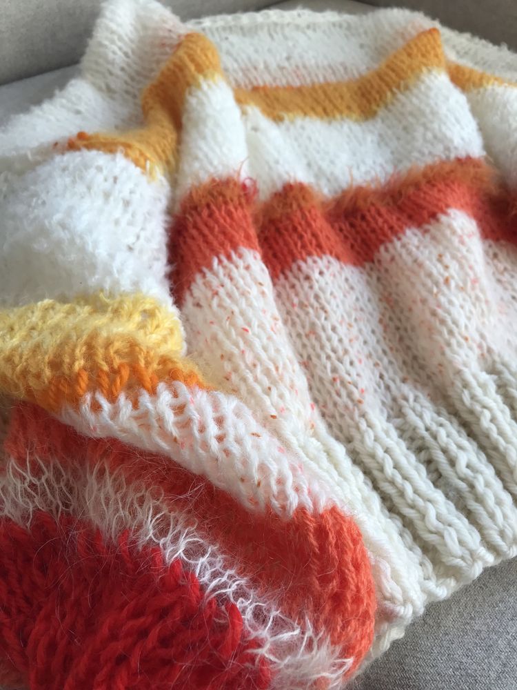 Lekki puszysty sweter w paski zrobiony na drutach