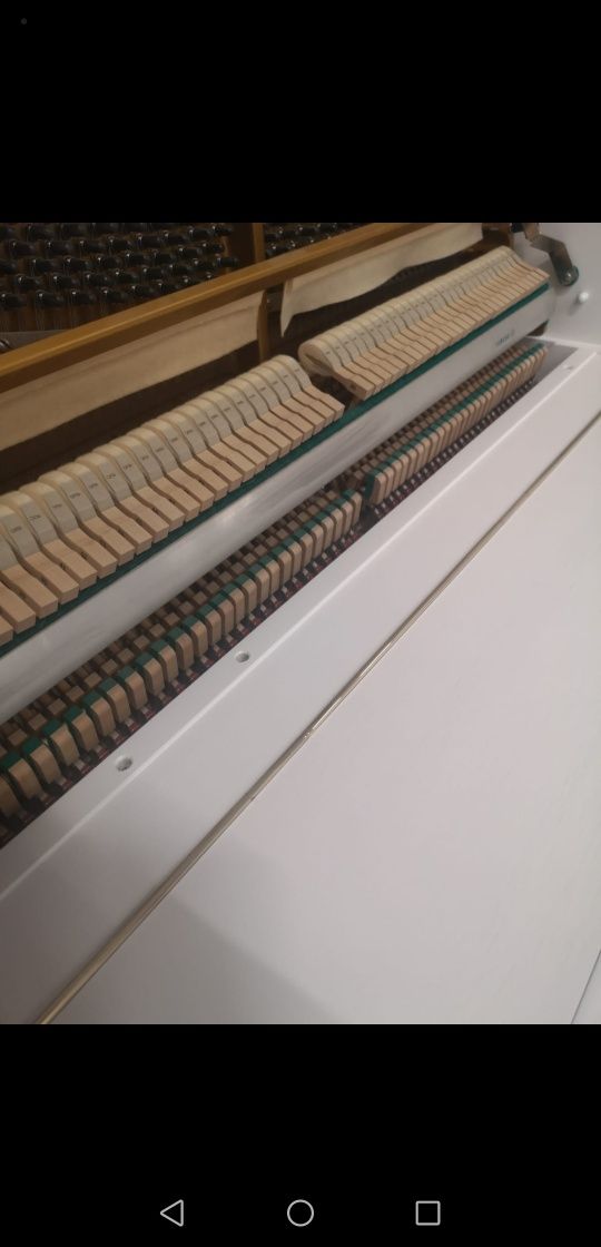 Pianino Yamaha, białe.