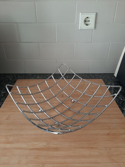 Fruteira grande em metal