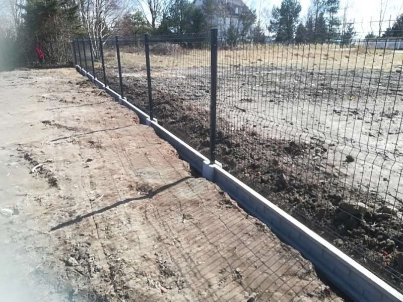 Podmurowka prefabrykowana płyty betonowe pod ogrodzenie