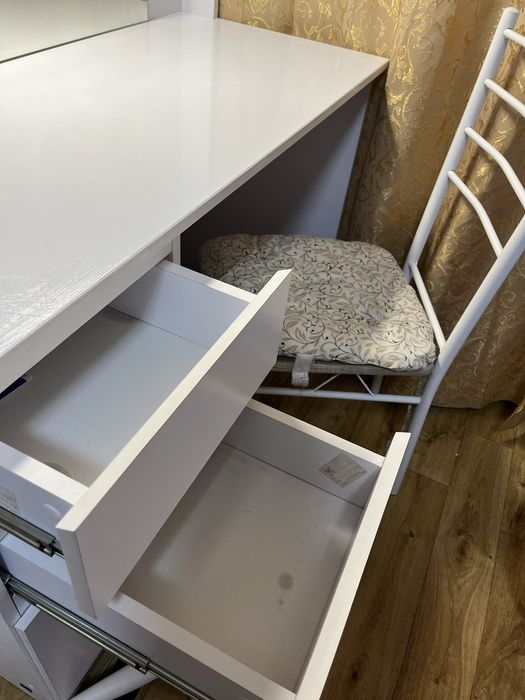 Продам жіночий косметичний столик.