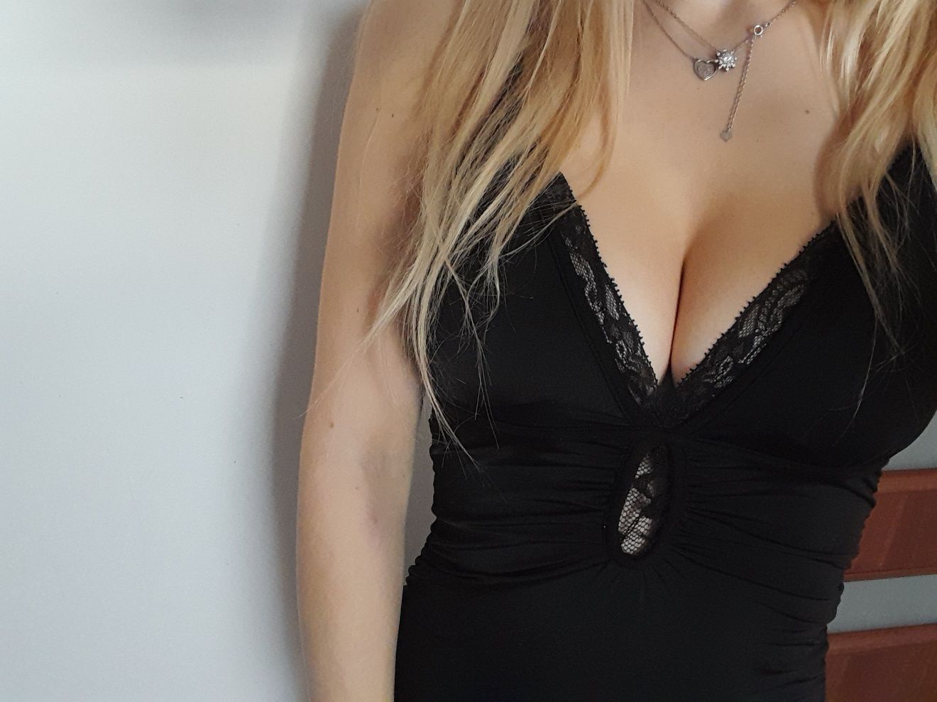 Sukienka sexy koronkowa mini dekolt impreza osiemnastka xs s