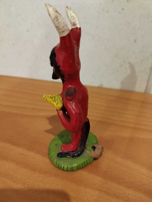 Diabo apito com objeto amarelo (matraca) na mão, mais um da orquestra