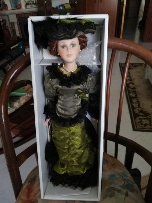 Boneca lindíssima em porcelana