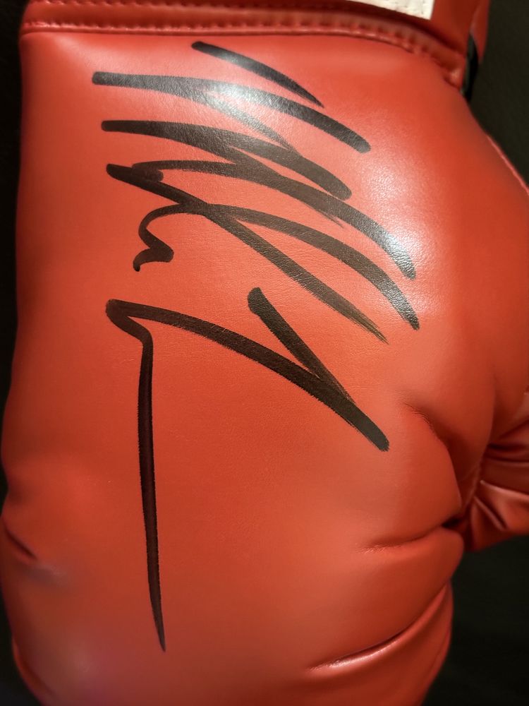 Боксерська перчатка з оригінальним автографом Майка Тайсона