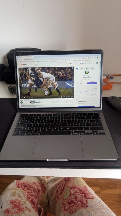 MacBook Air M2 8gb 256 RAM com capa escura