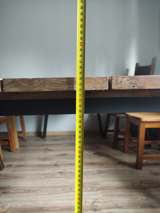 Solidny stół drewniany na metalowych nogach