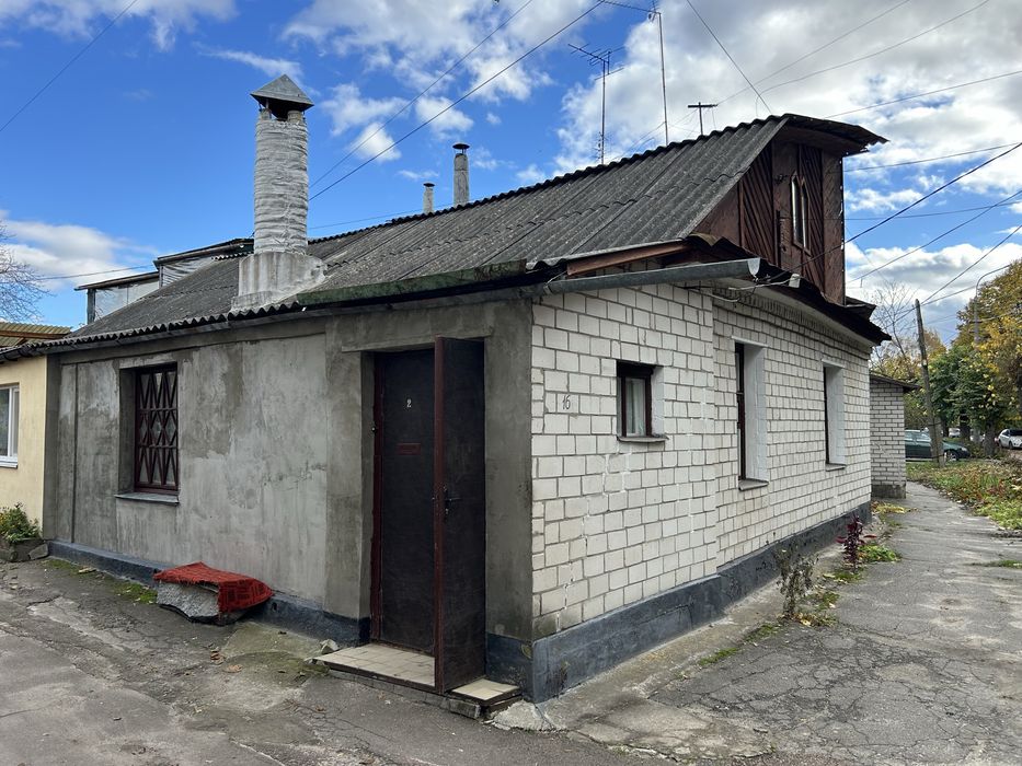 Центр, фасадна частина будинку по вулиці Юрка Тютюнника (Войкова)