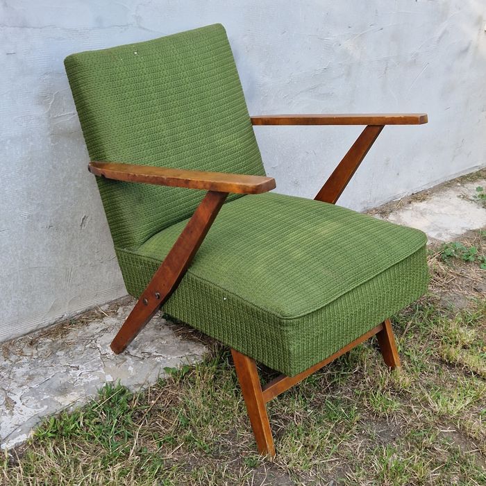 Stary fotel na sprężynach vintage