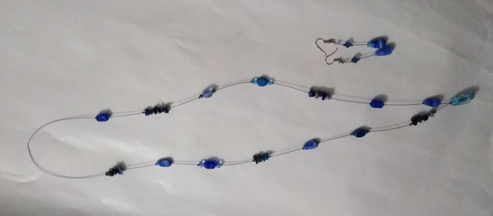Conjunto de fio e brincos.