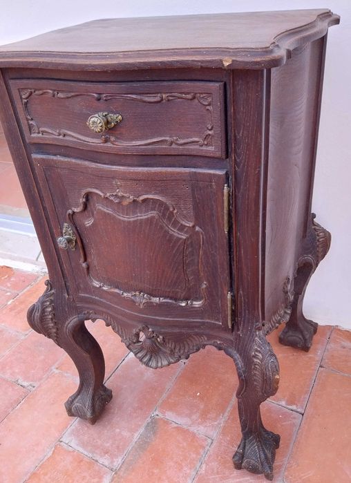 duas mesas de cabeceira estilo D. João V