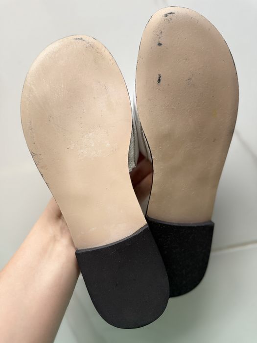 Шльопанці білі/чорна шкіра 38,39