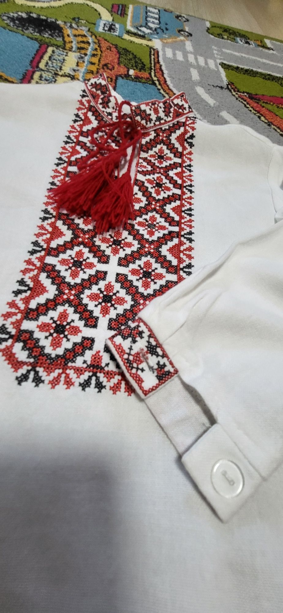 Продам вишиванку на 3-4 роки