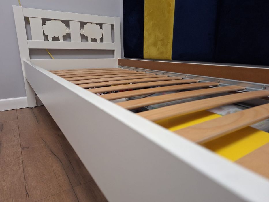 Łóżko dziecięce IKEA z materacem.