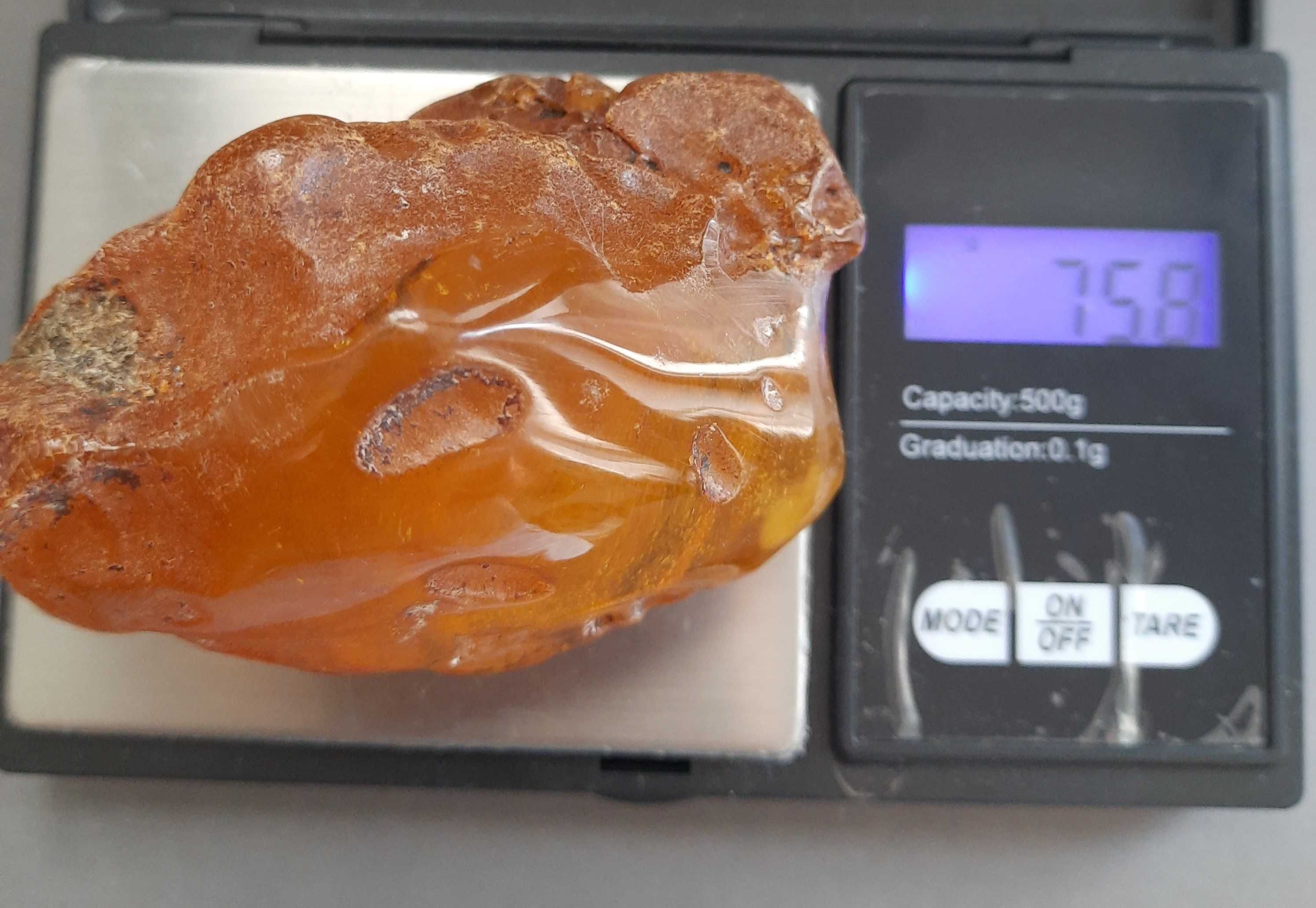 Bursztyn surowy o wadze 75,8 g