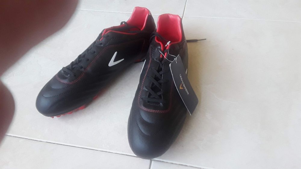 Chuteiras de futebol " BOOMERANG "número 45