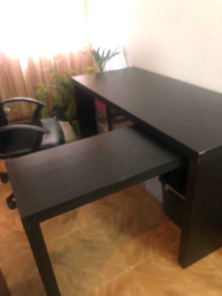 Secretária com painel extraível