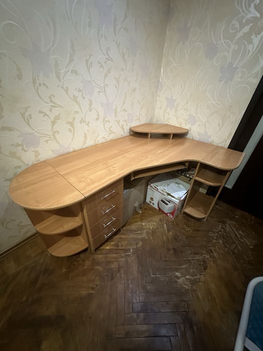 Угловой компьютерный стол