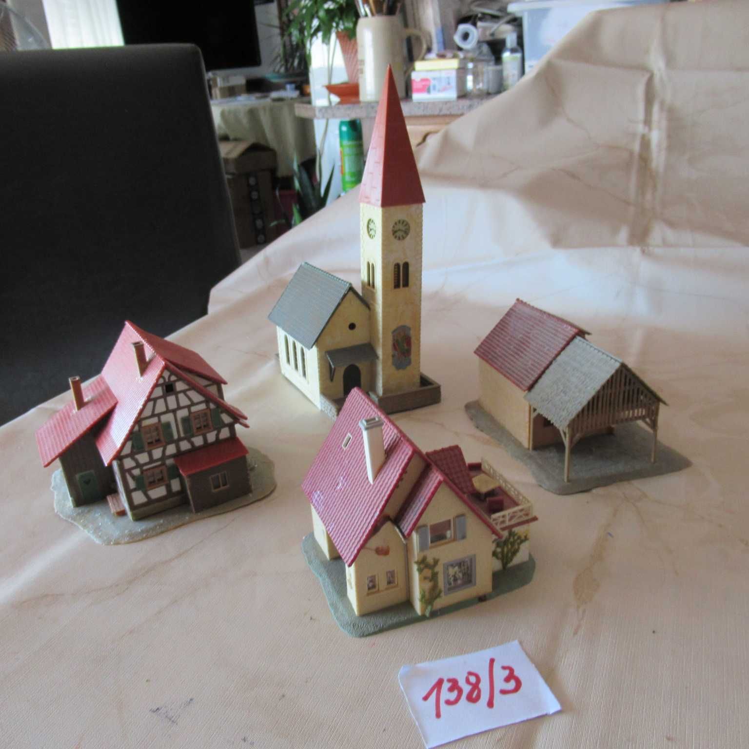 (138/3)-3 casas e Igreja em bom estado p/maquetes esc.h0