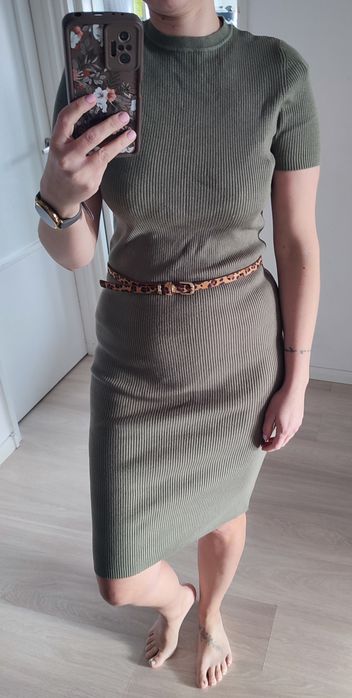 Dopasowana prążkowana sukienka khaki 70% wiskoza krótki rękaw wiosna