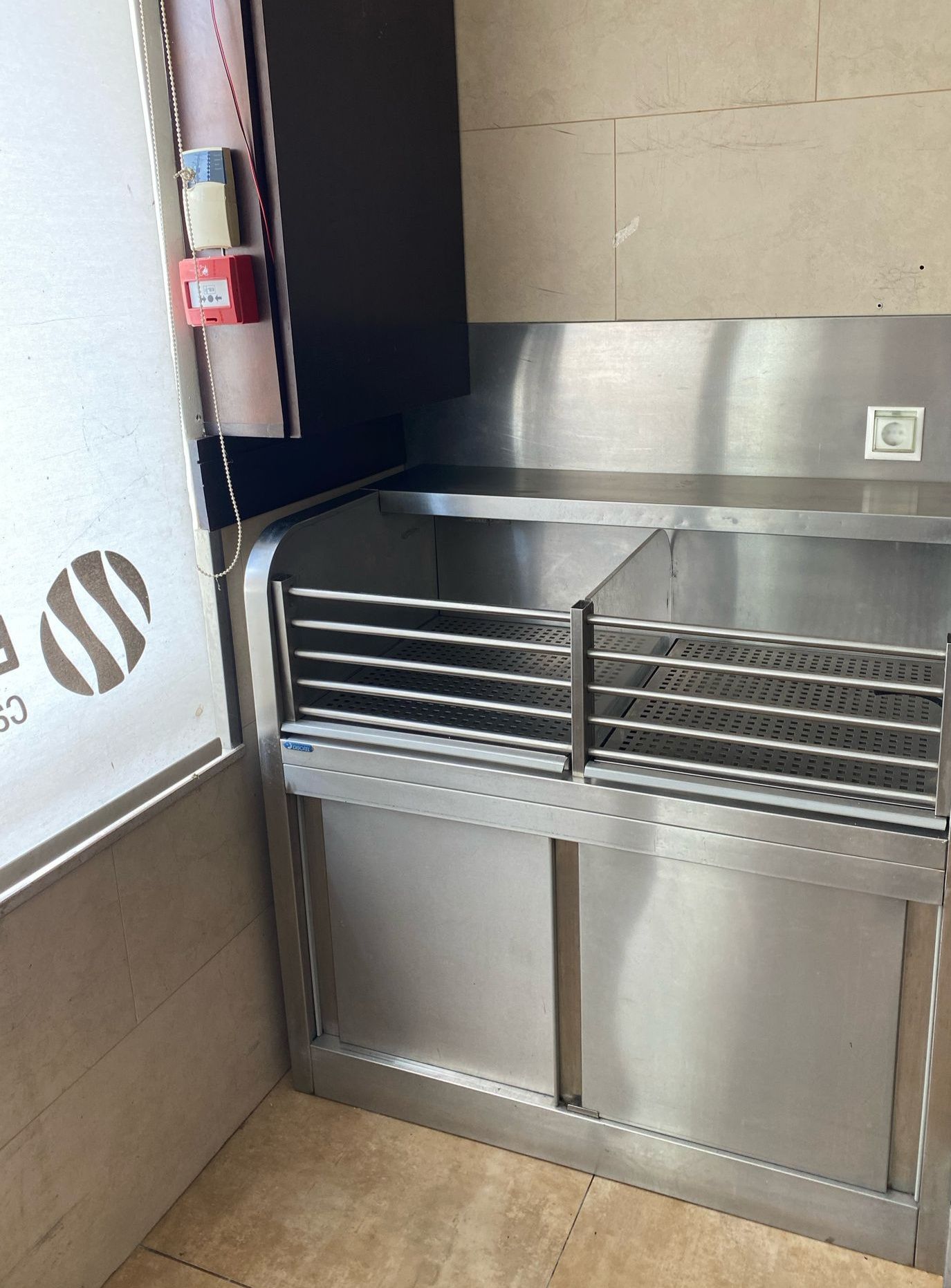 LIQUIDAÇÃO TOTAL - Mobiliário e equipamentos de Pão-Quente e Pastelari