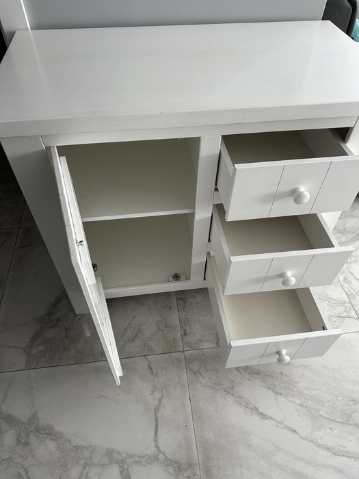 Komoda Pinio Barcelona z litego drewna sosnowego.