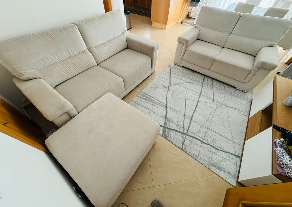 Conjunto de 2 sofás+ 1 puff