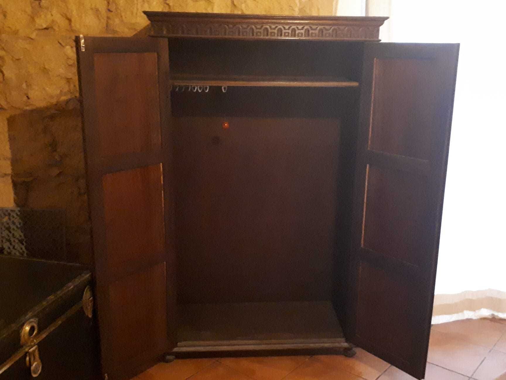 Móvel de Roupa Vintage
