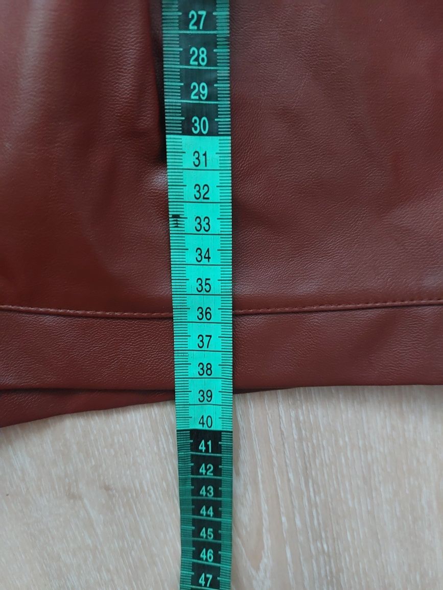 Szorty z eko skóry, krótkie brązowe spodenki ze sztucznej skóry