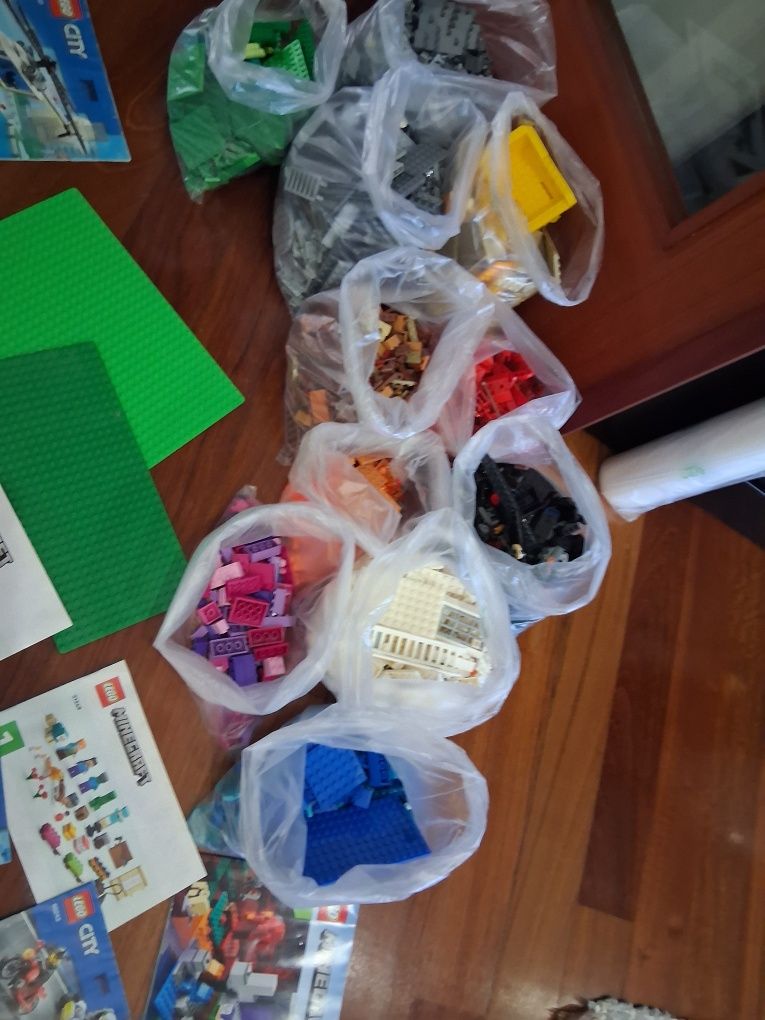 Legos de várias cores e coleções