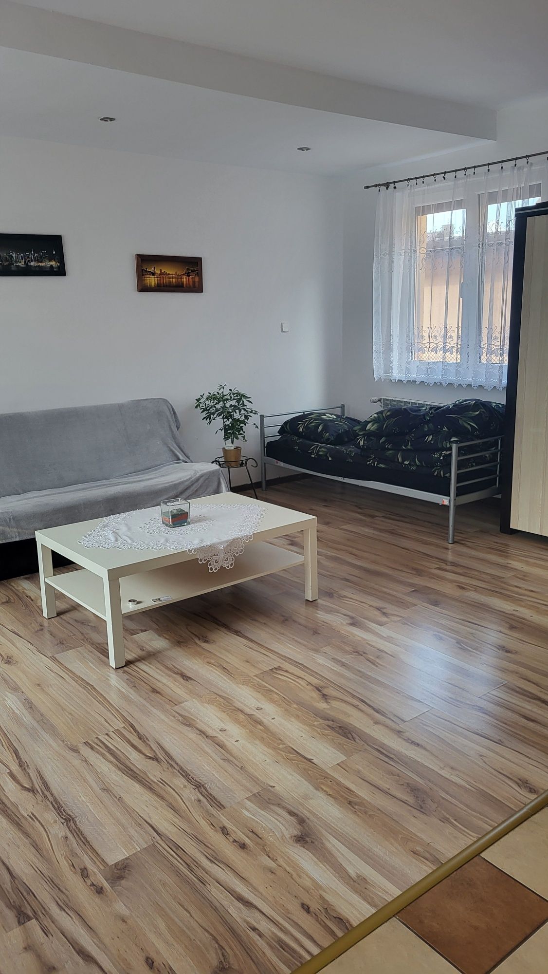 Pokoje  pod  dębem  dla  gości  I pracownikow