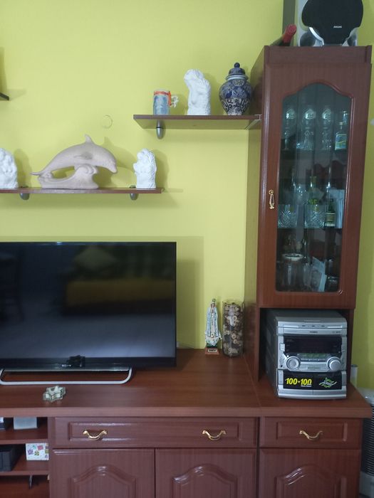 Movel Aparador de Tv com duas colunas Cristaleiras