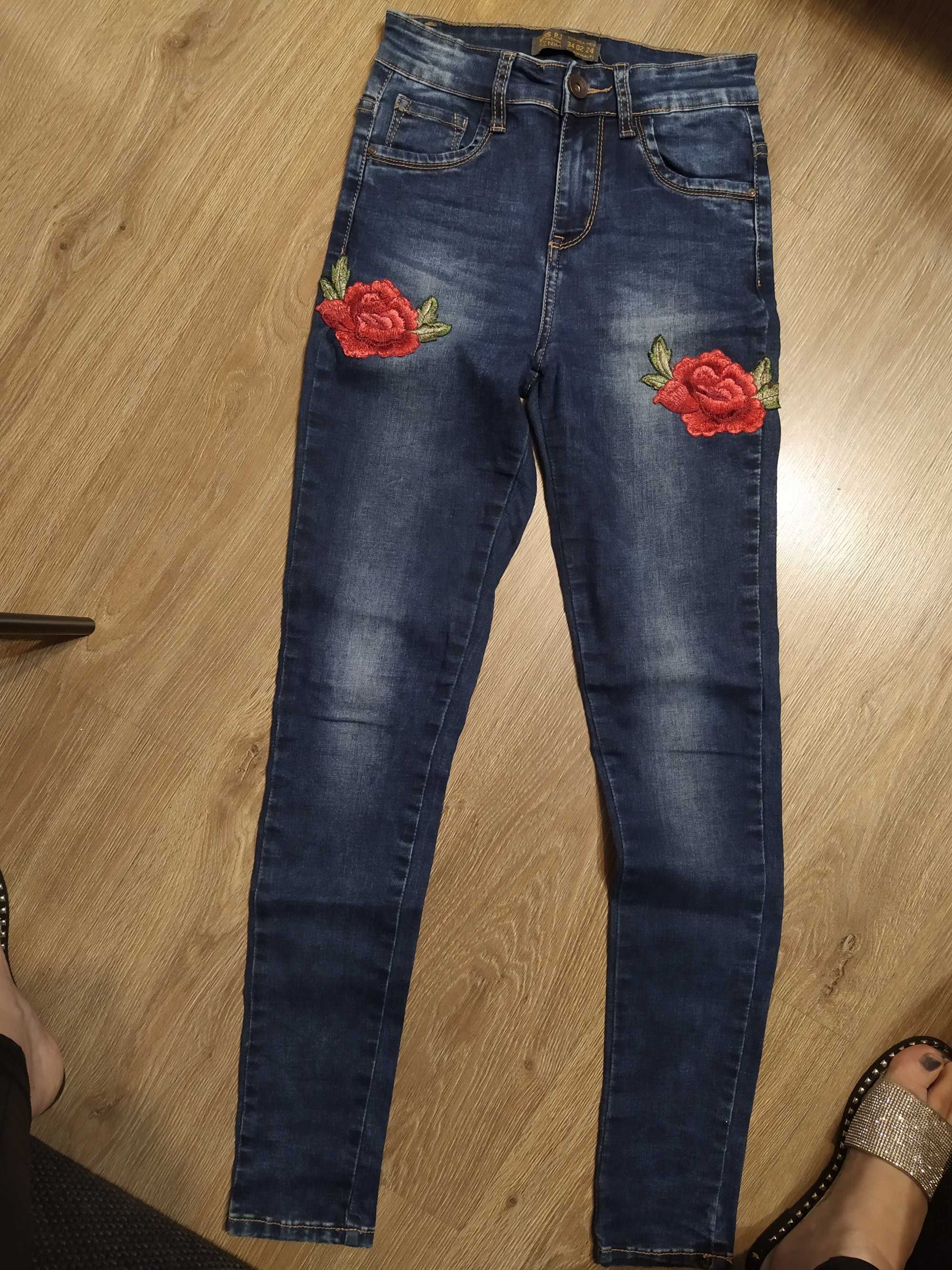 Spodnie jeansowe z haftem