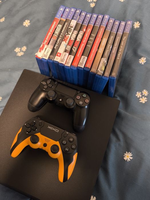 Konsola sony ps4 pro 1tb + 2 pady +13 gier +okablowanie