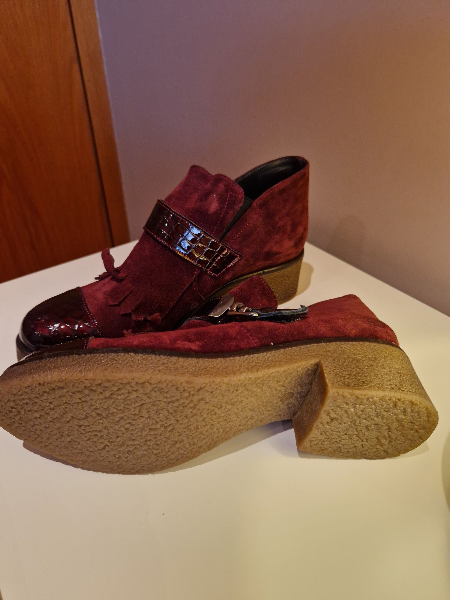 Botins bordeaux salto alto