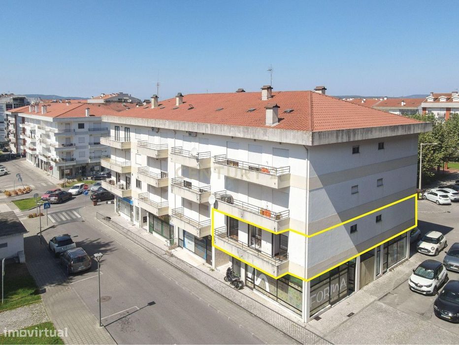 Apartamento T3 com 2 varandas e arrumação numa localização privilegiad