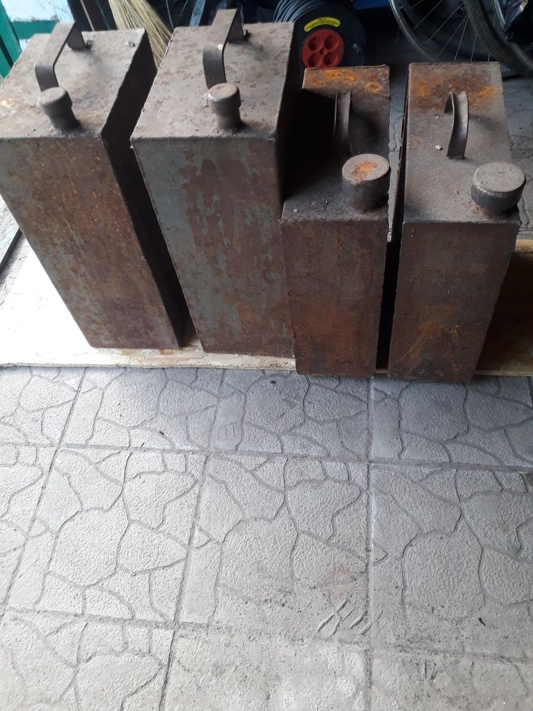 Продам залізні каністри для пального