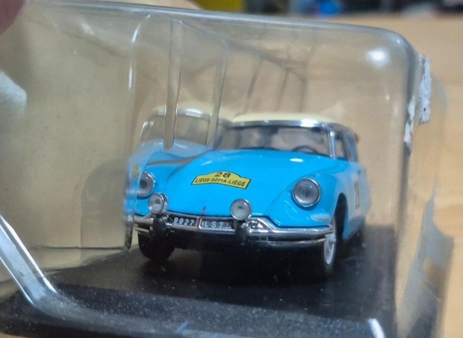 Miniatura Citroën em escala 1/43
