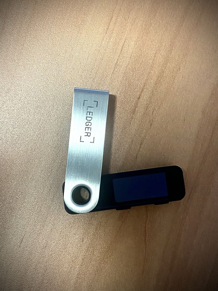 Ledger Nano S Plus - Pen de Cryptomoedas