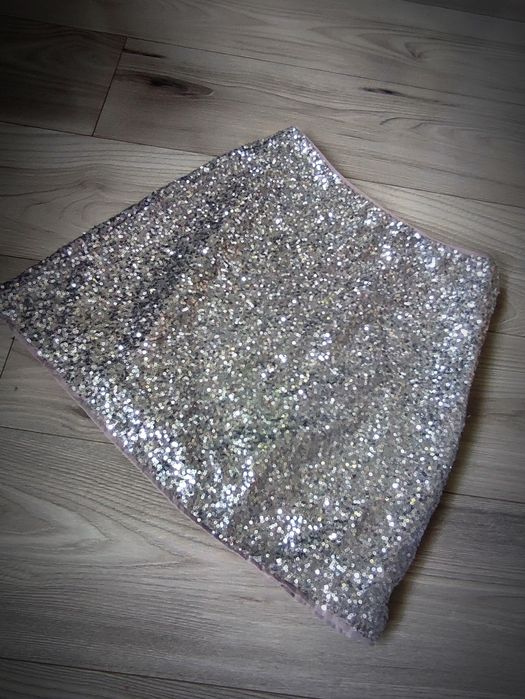 Piękna cekinowa spódnica