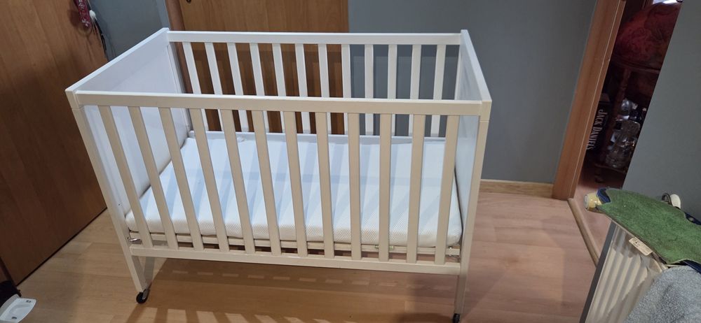 Łóżeczko dla dziecka na kółkach