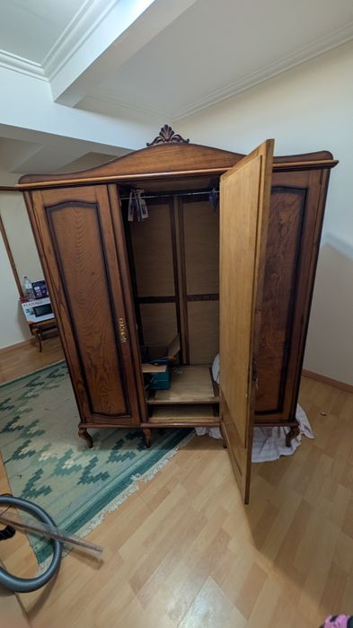 Roupeiro clássico em bom estado