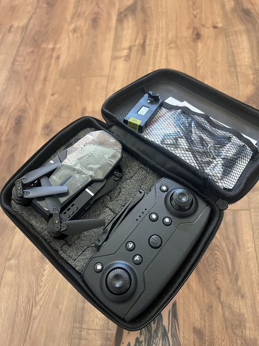 Дрон на радіо керуванні з камерою