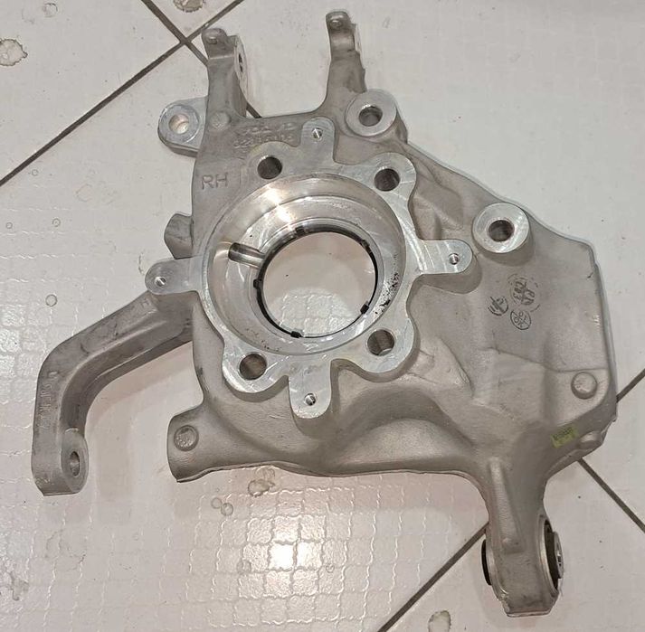 Цапфа (поворотний кулак) задня права на Volvo XC60 2023р.