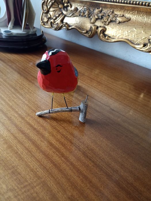 Ręcznie rzeźbiony ptak